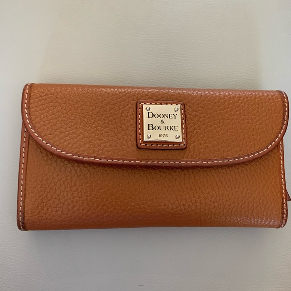 Dooney & Bourke Pebble Grain Bucket Crossbody Bag and Clutch - Picture 8 of 10